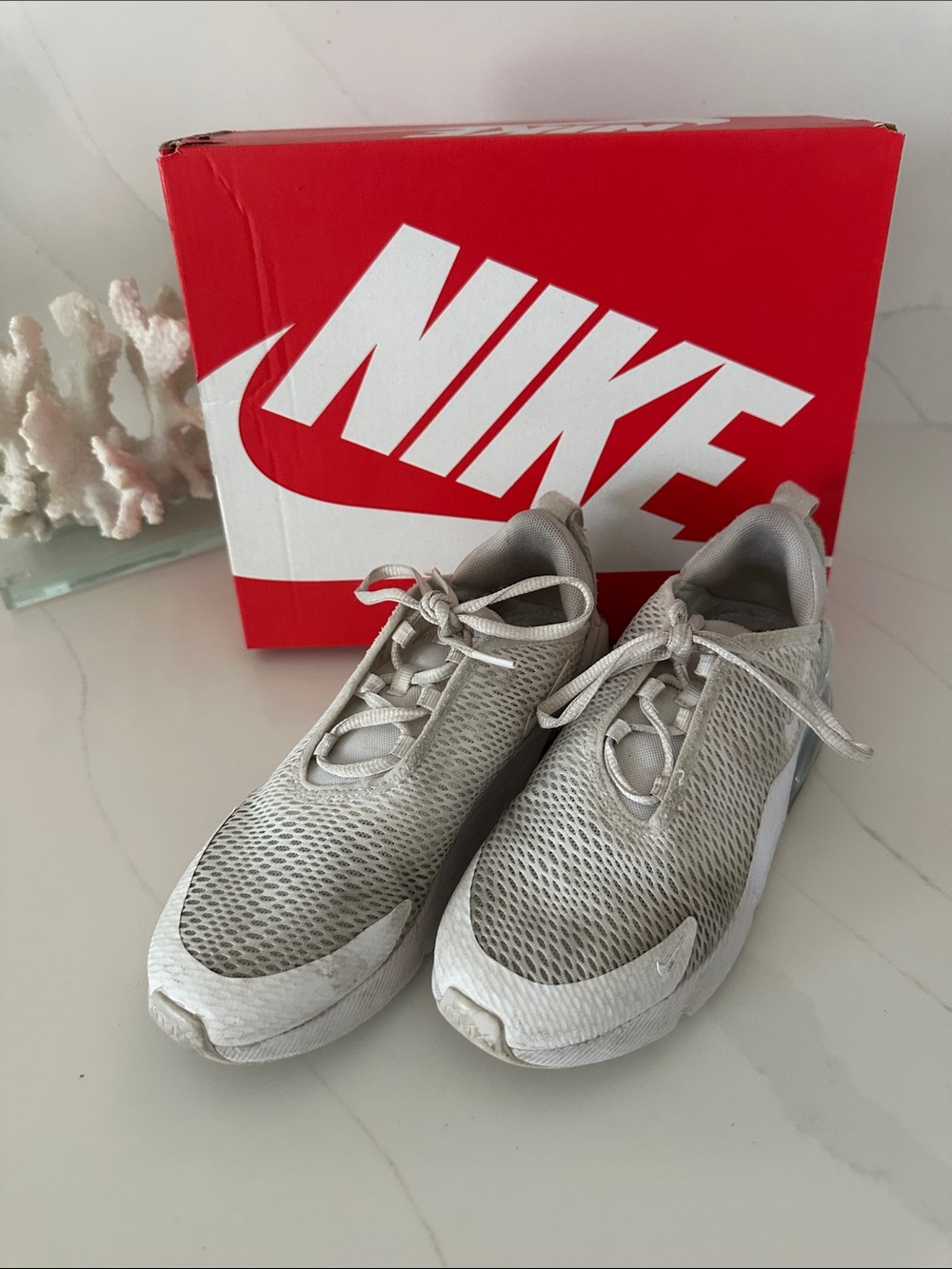 Nike Kids Air Max 270 (GS) Mesh Sneakers in Gray and White. Size 3y.